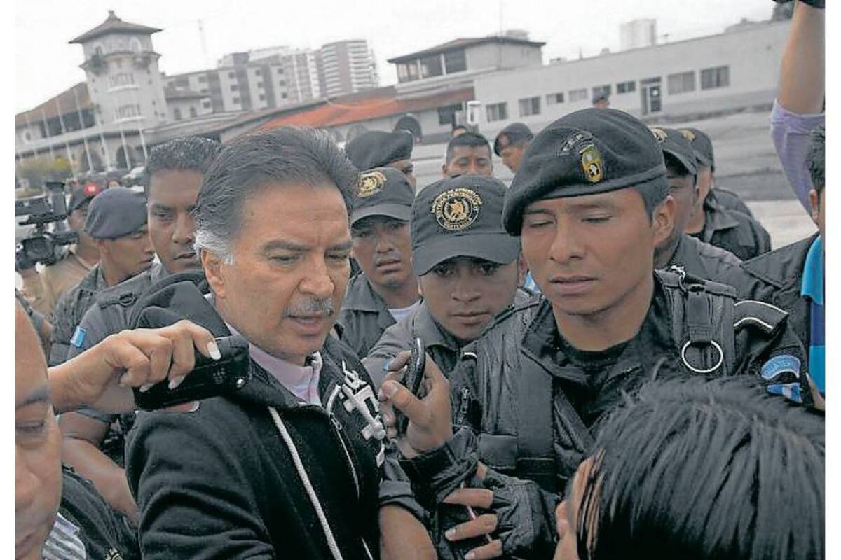Poco antes de abordar el avión ayer, vestido con una chaqueta negra, una camisa rosa y con dos libros en la mano, Portillo afirmó que volverá al país. “Hasta luego, pueblo de Guatemala”, expresó. (Foto: AFP / VANGUARDIA LIBERAL)