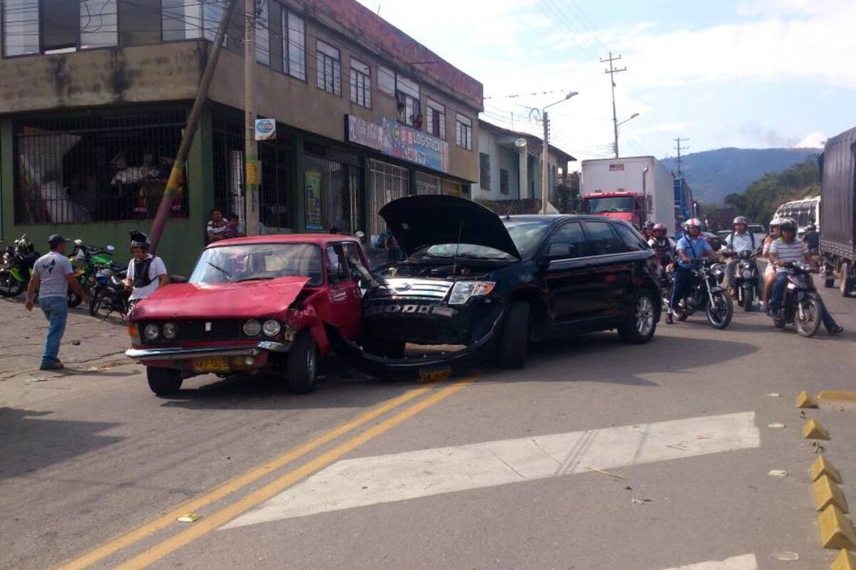 Una gran congestión vial se originó luego de que se registrara el choque de dos vehículos en San Gil. (Foto: Suministrada/VANGUARDIA LIBERAL )