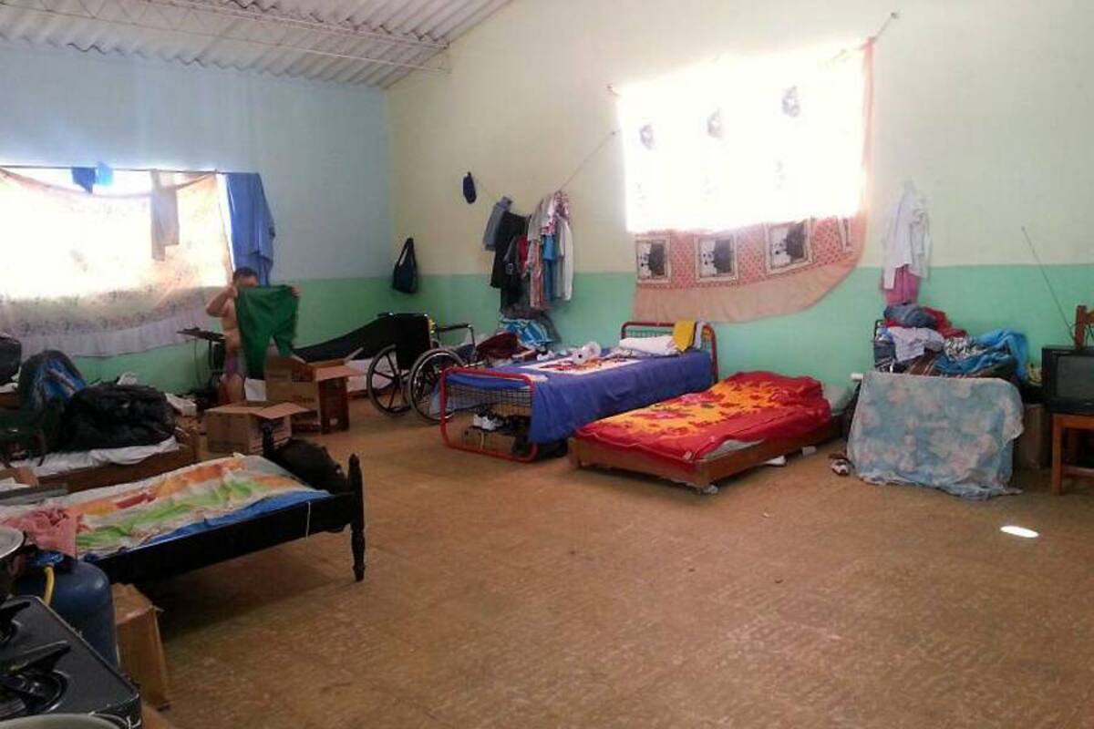 Cerca de 25 personas, entre adultos y niños, están alojadas en uno de los salones de la escuela San Martín. (Foto: Suministrada/VANGUARDIA LIBERAL)