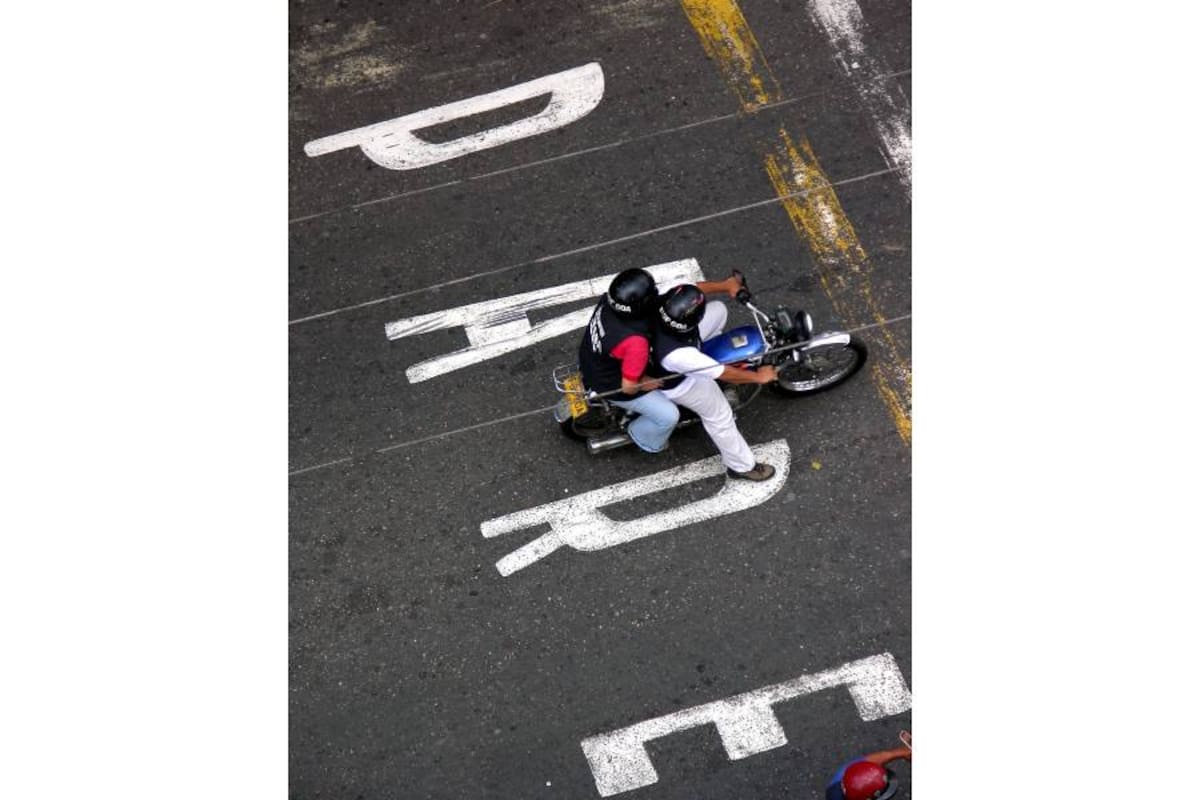 Es común ver en Bucaramanga a la gente utilizando el servicio del mototaxi. Aunque la Dirección de Tránsito y la Policía adelantan controles, es evidente que el tema “se les está saliendo de las manos”. (Foto: Fotografía: Jaime Del Río Quiroga / VANGUARDIA LIBERAL)