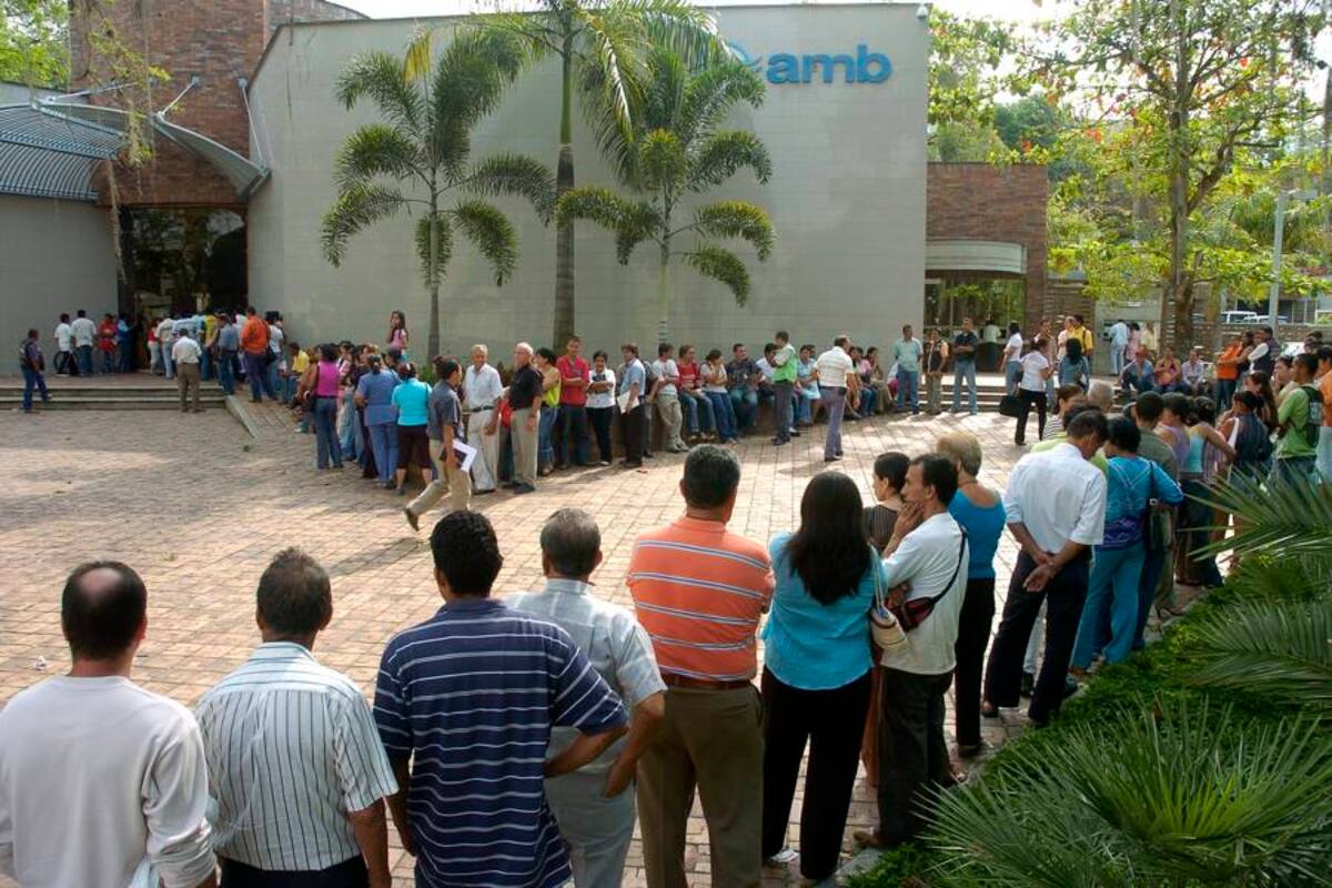 Interminable, así es la fila de los usuarios que denuncian el polémico cobro en el Acueducto. (Foto: / VANGUARDIA LIBERAL)