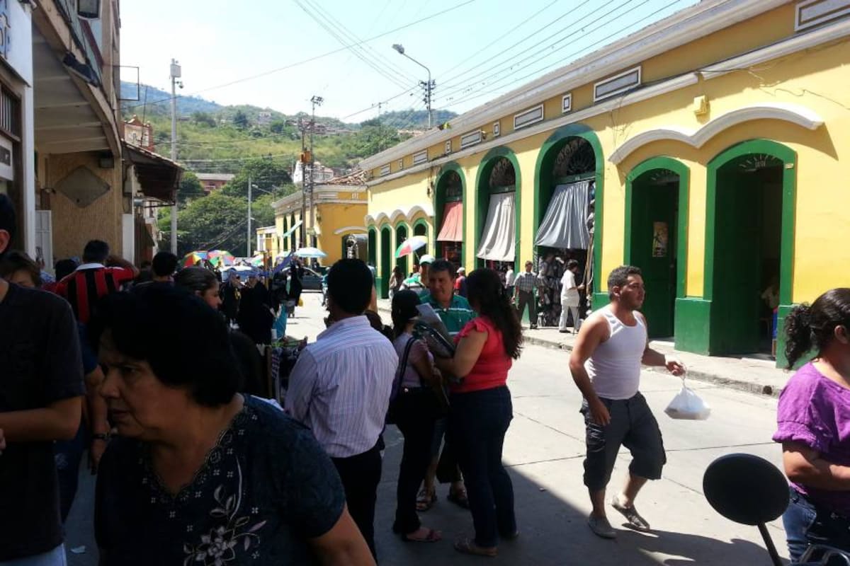 A pesar de la gran afluencia de compradores, comerciantes dijeron que la llegada de centros comerciales disminuyeron las ventas. (Foto: Suministrada/VANGUARDIA LIBERAL)