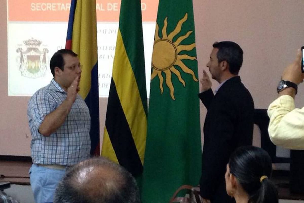 El mandatario florideño Carlos Roberto Ávila se encargó de tomar el juramento de cada uno de los funcionarios, quienes se comprometieron a trabajar por el desarrollo municipal. (Foto: Suministrada / VANGUARDIA LIBERAL)