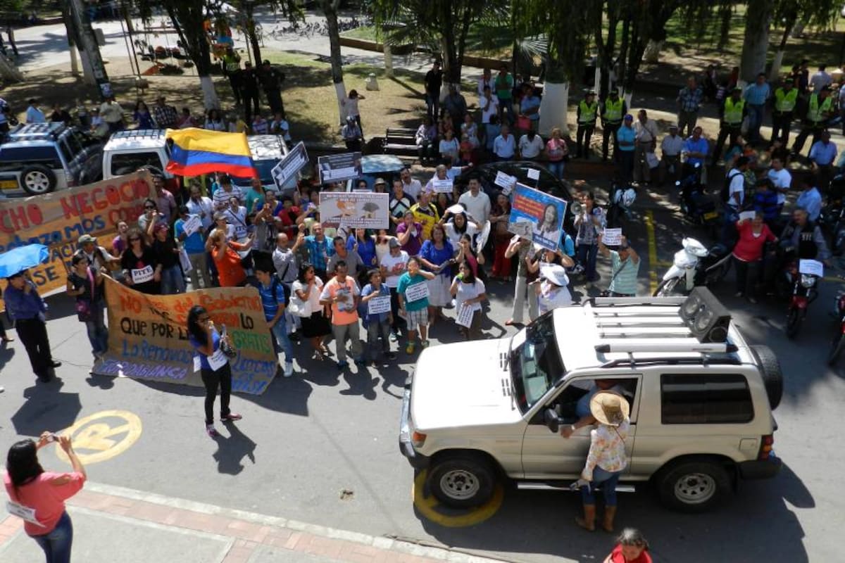 80 personas se sumaron al plantón en el Socorro, frente a la Inspección de Tránsito para exigir que se cumplan los fallos judiciales. (Foto: Luis Fernando Martínez V/VANGUARDIA LIBERAL)