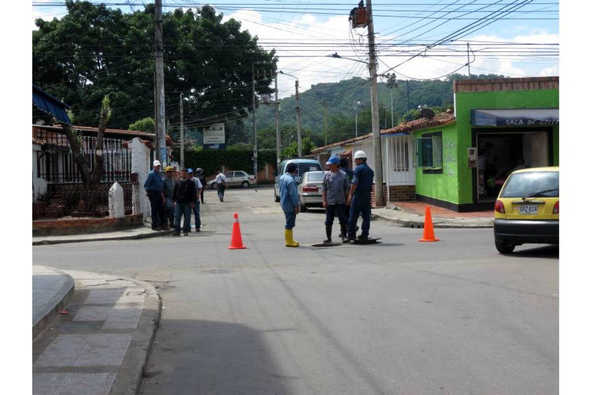 Las estructuras de alcantarillado como pozos, sumideros y canaletas son intervenidas por los operarios de la cuadrilla de limpieza del Empas. (Foto: Suministrada/VANGUARDIA LIBERAL)