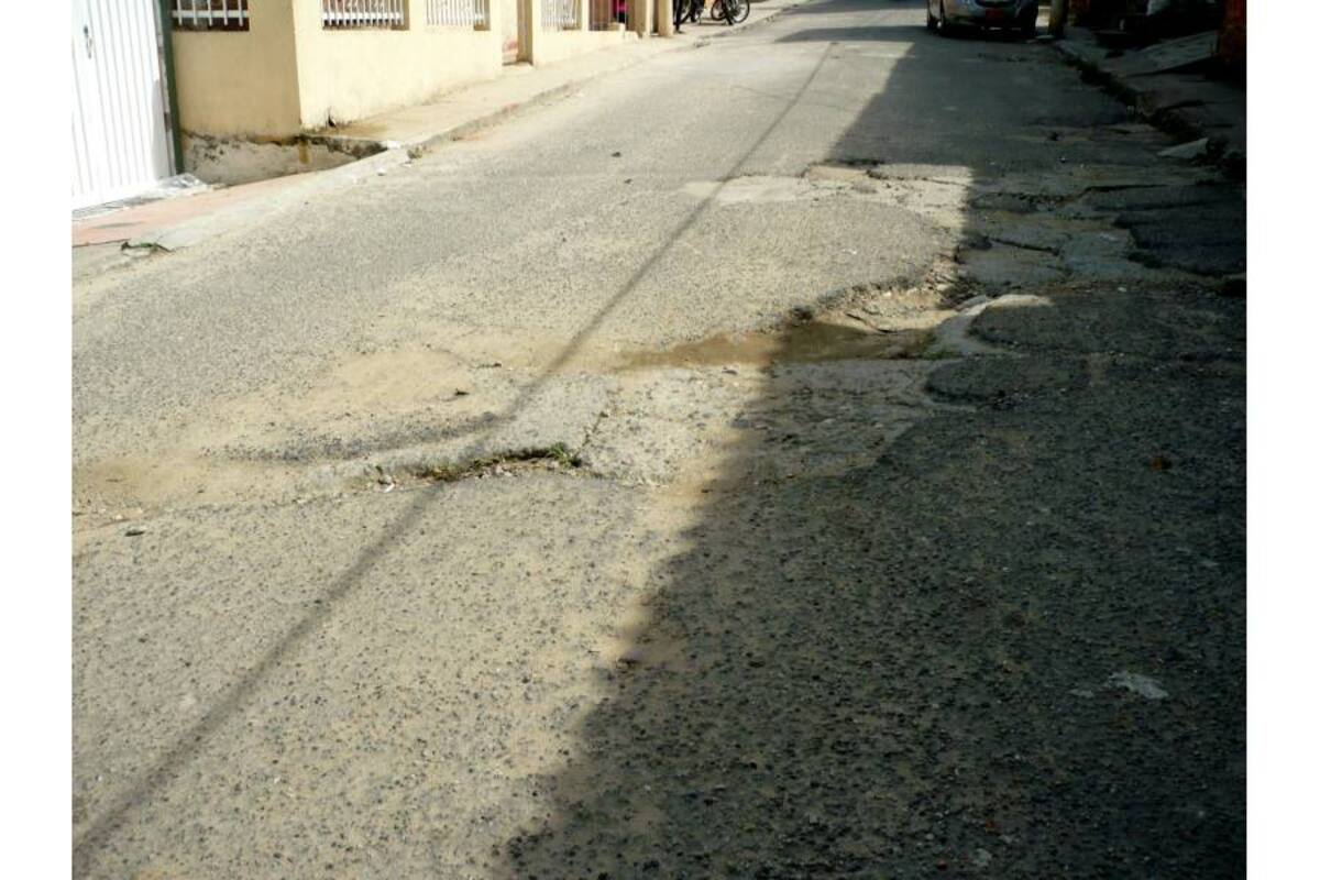 Este predio ubicado en la calle 57 con 12 es utilizado como basuero comunitario y refugio de delincuentes. (Foto: Liliana Carvajal/VANGUARDIA LIBERAL )