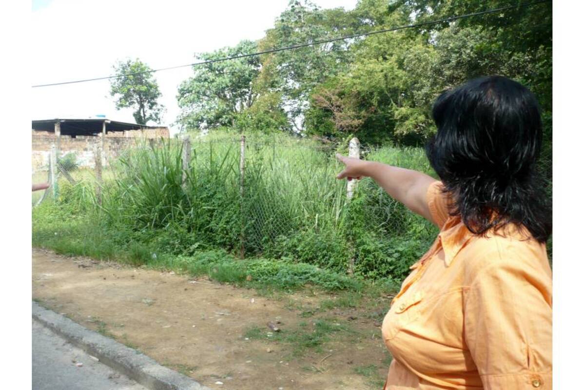 Este lote, ubicado en la carrera 12 con 55, hace 15 años dejó de ser una estación de buses. Los habitantes aseguran que este terreno podría ser utilizado para construir un parque infantil. (Foto: Liliana Carvajal/VANGUARDIA LIBERAL)