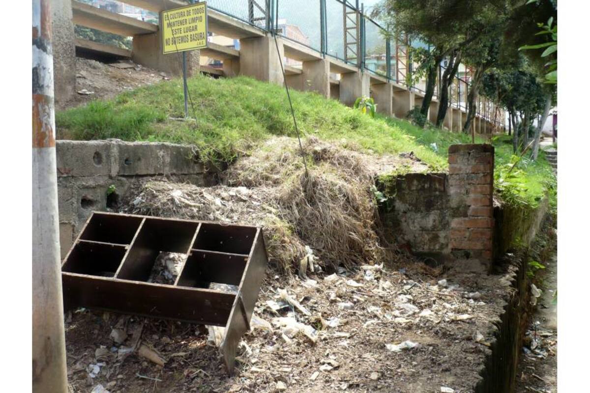 Algunas carreteras del barrio Los Robles están en mal estado. La comunidad hace un llamado al Municipio para que se restauren estas mallas viales y así mejorar la imagen del sector. (Foto: Liliana Carvajal/VANGUARDIA LIBERAL)