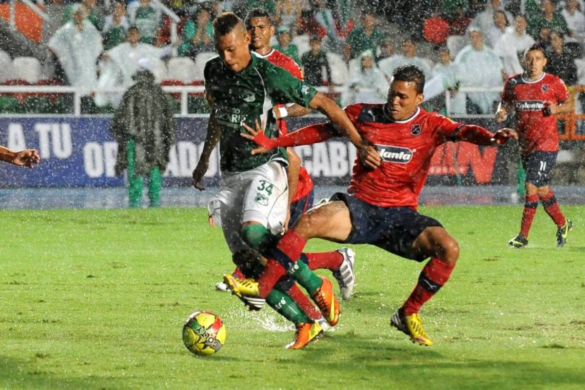 Deportivo Cali terminó con una racha de seis empates sucesivos, tras derrotar 2-0 a Independiente Medellín, para asegurar su clasificación a los cuadrangulares semifinales de la Liga Postobón. El rojo de la montaña, en cambió, perdió un invicto de cinco fechas y se despidió del certamen. (Foto: Colprensa / VANGUARDIA LIBERAL)