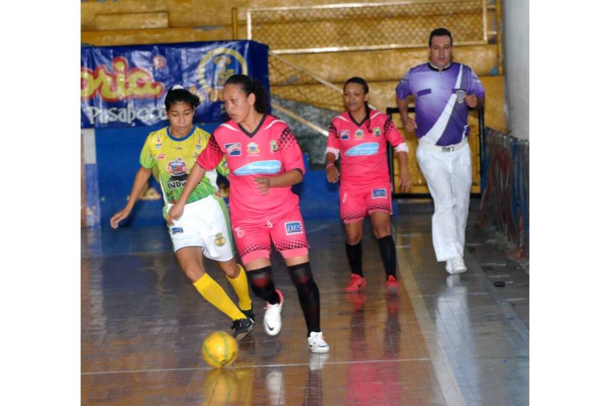 Pese a mostrar buenas individualidades y destellos colectivos, Real Bumanguesas perdió en su estreno en la IV Copa Postobón Profesional de Microfútbol Femenino, ante Caribeñas de Barranquilla por 5-2. (Foto: Jaime del Río / VANGUARDIA LIBERAL)