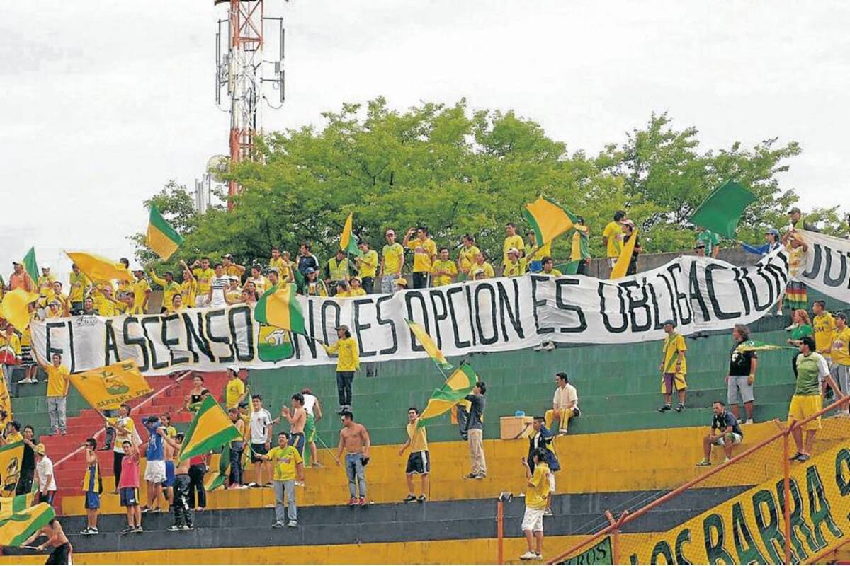 En un pobre partido Bucaramanga empató 1-1 ante Jaguares de Córdoba. Su precaria presentación como local, donde perdió 12 puntos, significó la eliminación del cuadro ‘leopardo’ de la fiesta de mitad de año. Otra frustración más para los seguidores amarillos. (Foto: Foto: Jaime del Río/VANGUARDIA LIBERAL)