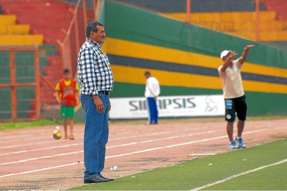 Durante los 90 minutos de juego, Miguel Prince salió a dar instrucciones a sus jugadores con la firme intención de ganar el cotejo. Al final quedó un amargo empate 1-1 y la eliminación del Bucaramanga de la serie de cuadrangulares. (Foto: Foto: Jaime del Río/VANGUARDIA LIBERAL )