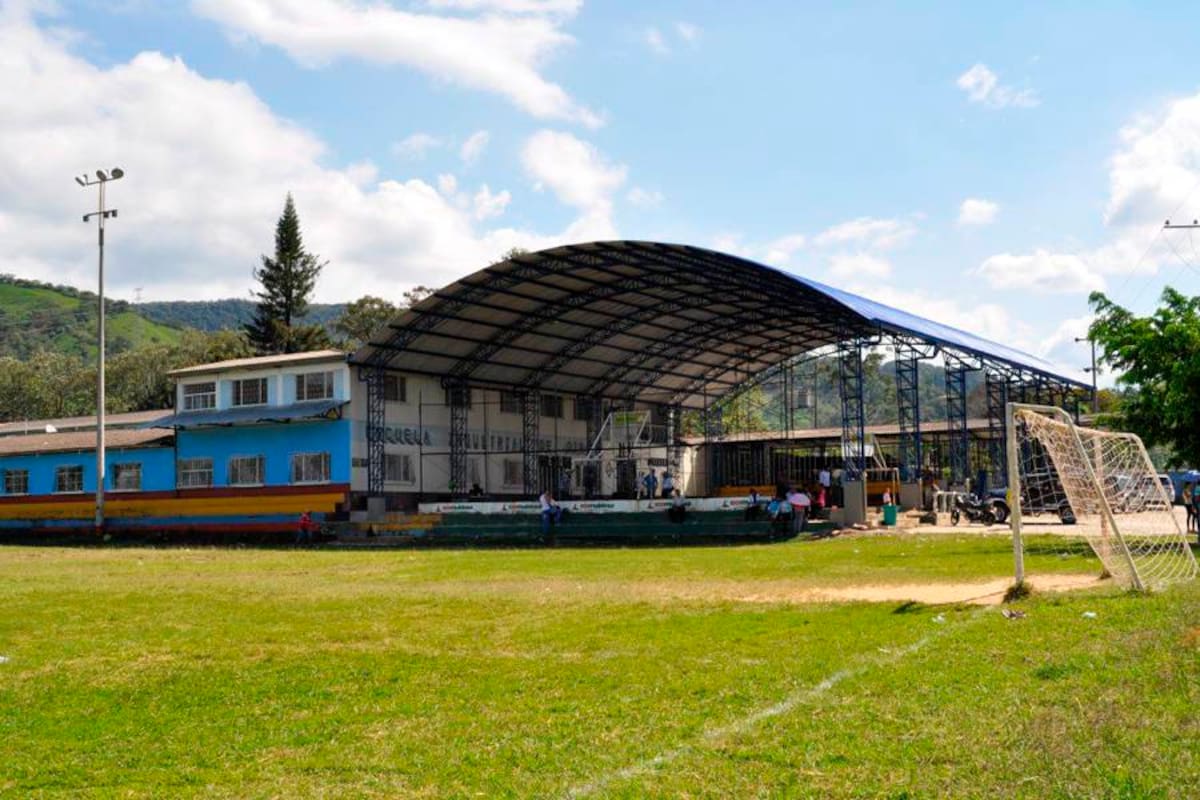 Culminaron las obras de la cubierta de la cancha de la Escuela Industrial de Oiba. (Foto: Suministrada/VANGUARDIA LIBERAL)