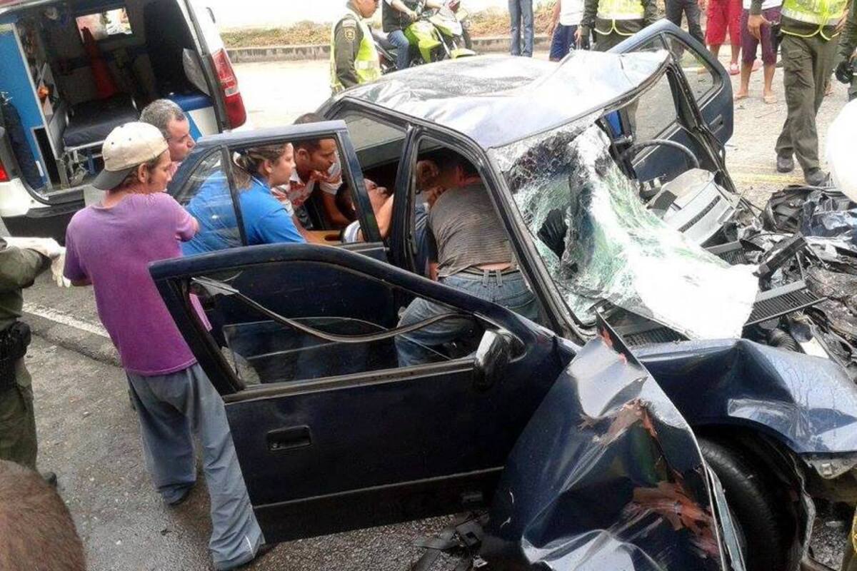 El conductor del vehículo, identificado por las autoridades como Rodrigo López Herrera, de 33 años, quedó atrapado y tuvo que ser sacado por la parte de atrás. (Foto: Suministrada/VANGUARDIA LIBERAL )