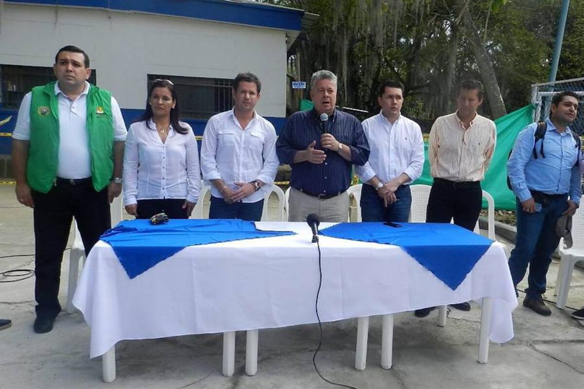 En la imagen el viceministro de Agua, Ivan Mustafá, acompañado de funcionarios de la Gobernación y autoridades civiles de San Gil. (Foto: Nancy Acuña R./VANGUARDIA LIBERAL )