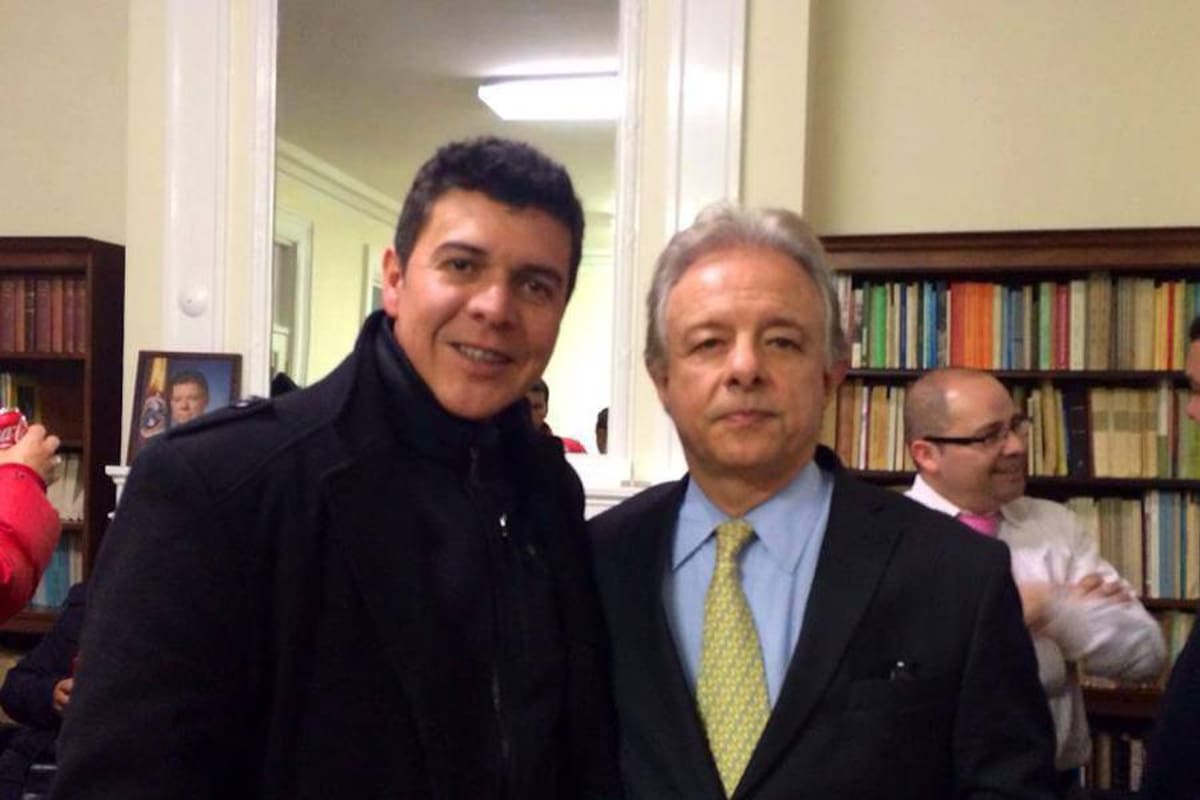 El alcalde de Oiba, Johnny Walter Peñaloza Niño, en compañía del Embajador de Colombia, en Estados Unidos, Andrés González Díaz, durante su visita a la sede diplomática que realiza actualmente. (Foto: Suministrada/VANGUARDIA LIBERAL)
