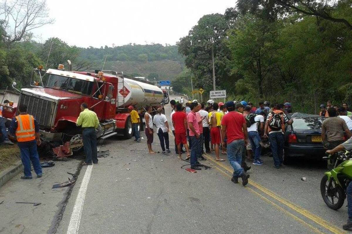 Pese a que el conductor de la tractomula intentó evadir el vehículo, no pudo evitar el choque. (Foto: Suministrada/VANGUARDIA LIBERAL )