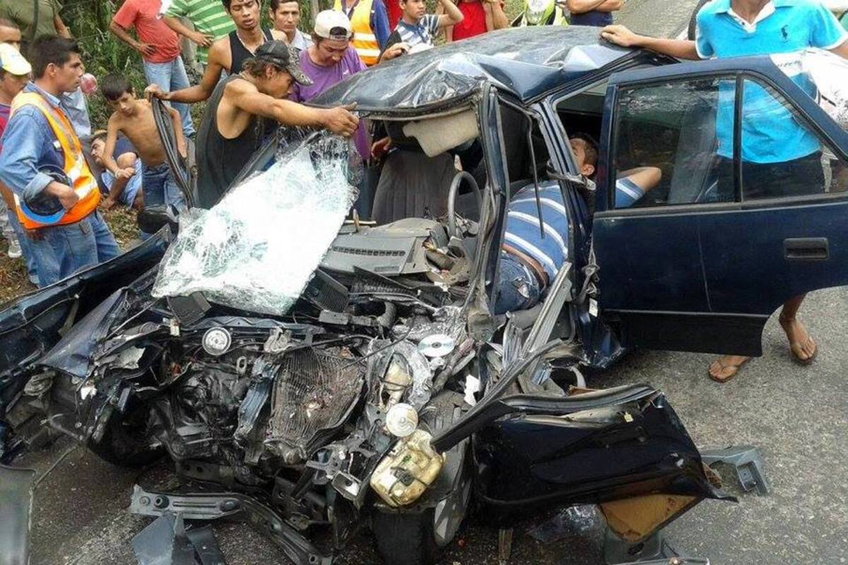 El automóvil quedó reducido a chatarra, tras el fuerte choque contra la tractomula. (Foto: Suministrada/VANGUARDIA LIBERAL)
