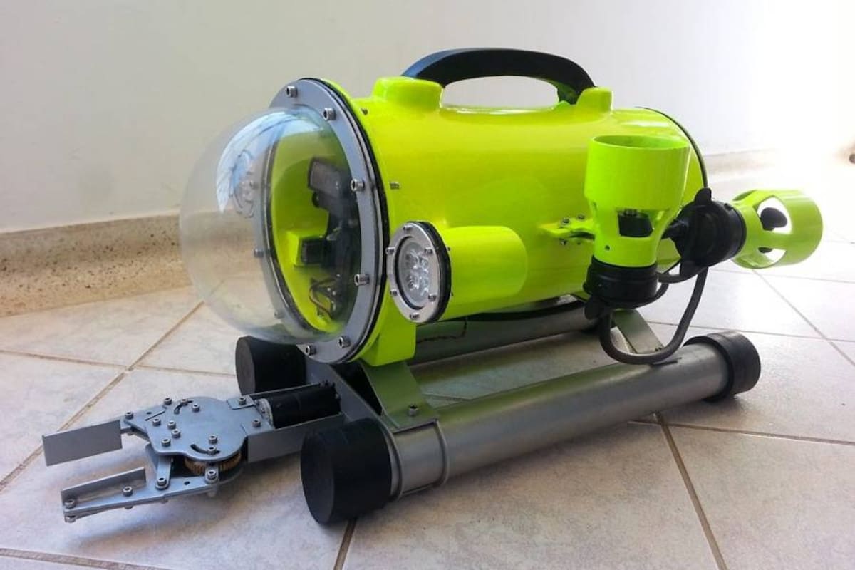 Este es el prototipo robótico diseñado por estudiantes la facultad de Ingeniería Mecatrónica, de la Universidad Santo Tomás, el cual tiene la finalidad de explorar, buscar y rescatar objetos bajo el agua de una manera más fácil. (Foto: Suministradas: USTA/ VANGUARDIA LIBERAL)