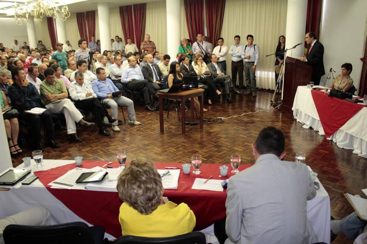 Bastante agitado estuvo el debate. Mientras los defensonres aplaudían, los críticos del proyecto exigían respuestas claras. (Foto: Javier Gutiérrez/VANGUARDIA LIBERAL )