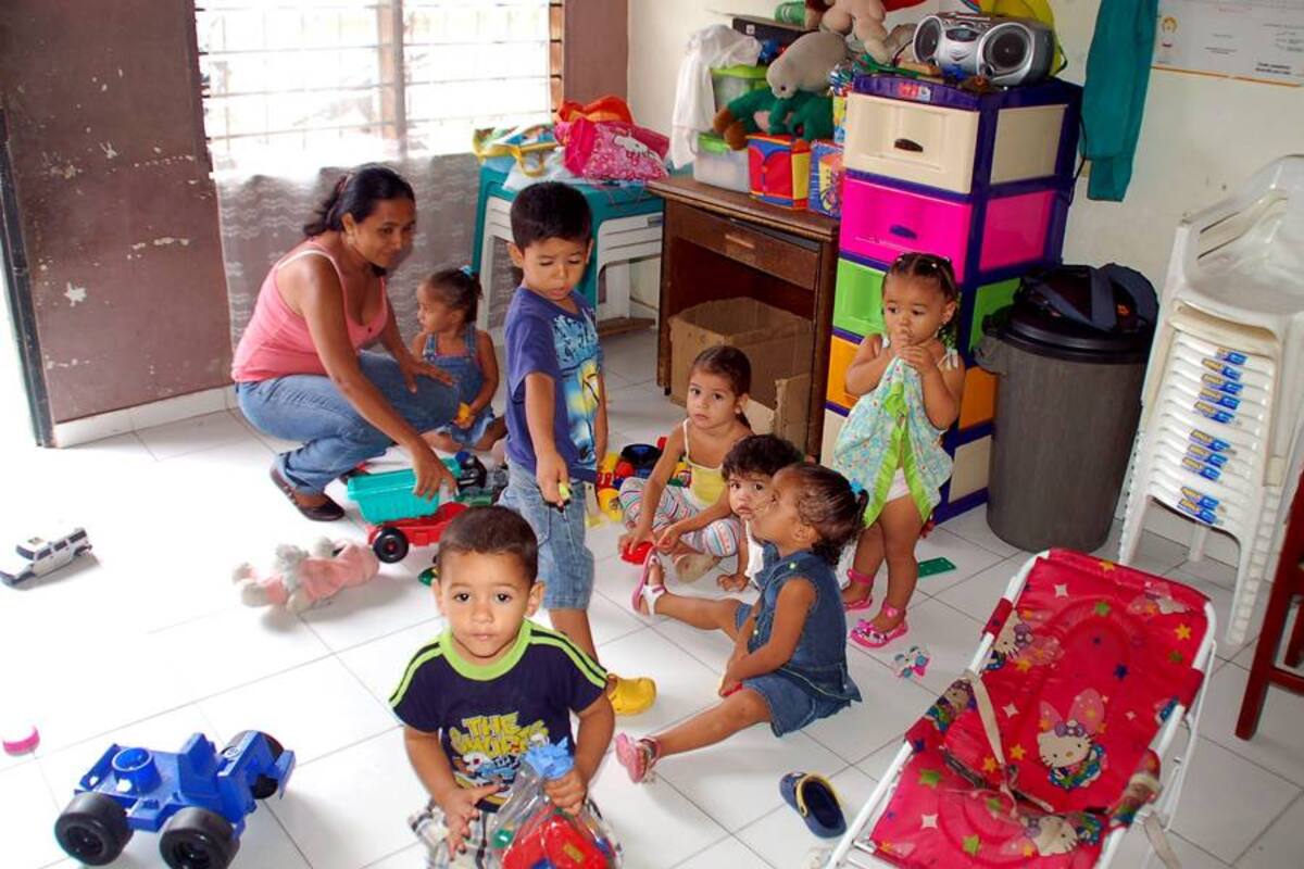 Los niños disfrutan cada momento de su día en el hogar Topo Yiyo, del Bienestar Familiar, ubicado en el barrio Primero de Mayo, dirigido por una madre beneficiada con el programa de Profesionalización. (Foto: Edgar Pernett Sotomayor/VANGUARDIA LIBERAL)