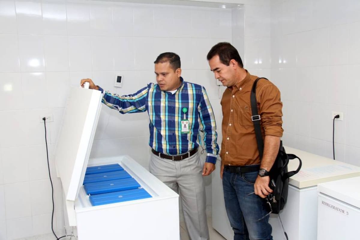 Darwin Antonio Rincón Noriega, funcionario de la Secretaría de Salud de Santander, muestra una de las neveras donde serán refrigeradas las vacunas. (Foto: Suministrada /VANGUARDIA LIBERAL)