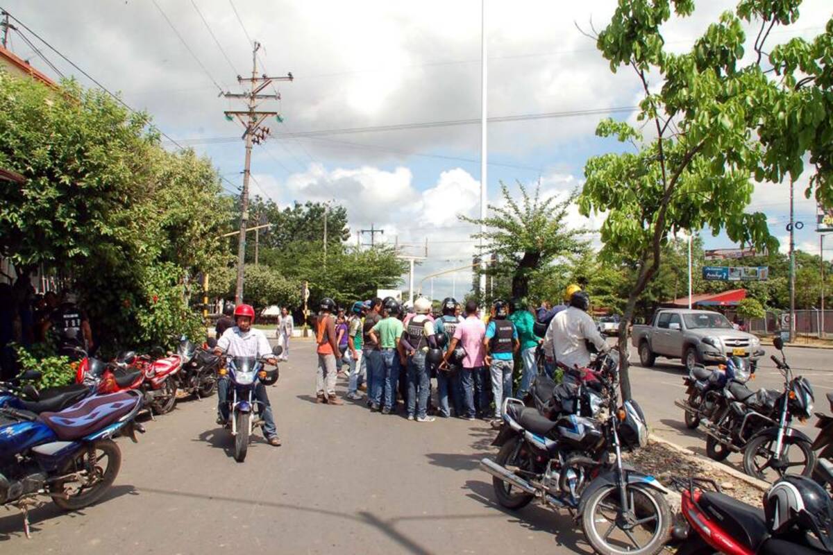 Varias protestas adelantaron ayer grupos de ‘mototaxistas’ en puntos estratégicos del Puerto Petrolero. (Foto: Edgar Pernett/VANGUARDIA LIBERAL)