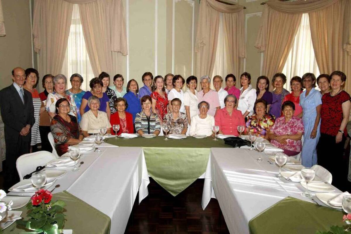 Gladis Cornejo, Magola Díaz, Carmen de Espinel, Luisa de Ortiz, Teresa Benavides, María Helena de Meza, Carmenza de Basso, Hilda de Escobar, Rosa Tulia de Ariza, Antonio Ríos, Luz Marina de Ruiz, Elsa de Angarita, Flor Elba Avellaneda, Inés Torres, Marina Vega, Blanca López, Beatriz Rodríguez, Doris Angarita, Mariela Rodríguez, Isolina Suárez, Flor Marina Montero, Elvira de Martínez, Mercedes Martínez, Blanca Martínez, Rosalba de Ávila, Cecilia de Calvache, Esperanza de Castellanos, Martha de Orduz, Leonor Virviescas, Julieta de Garzón, Isaura Castillo, Bernarda Báez y Marina de Uribe. (Foto: Nelson Díaz/ VANGUARDIA LIBERAL)