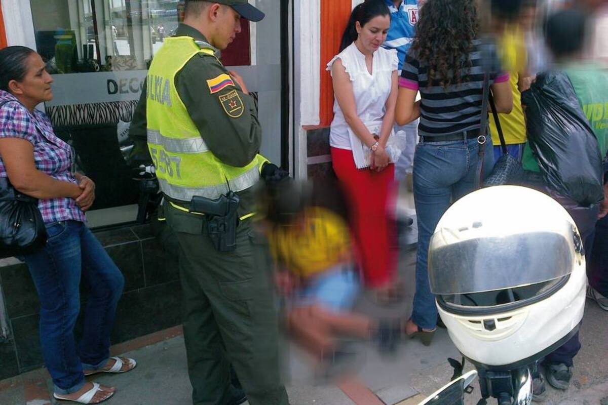 La víctima estuvo tendida en el andén durante cerca de una hora mientras buscaban una ambulancia que finalmente nunca llegó. (Foto: Suministrada/VANGUARDIA LIBERAL )