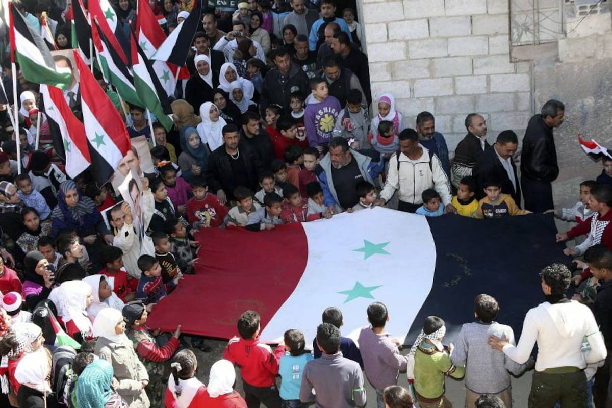 Manifestantes refugiados palestinos del campo de Jaramana muestran su apoyo al presidente sirio, Bachar Al Assad. (Foto: EFE/VANGUARDIA LIBERAL)