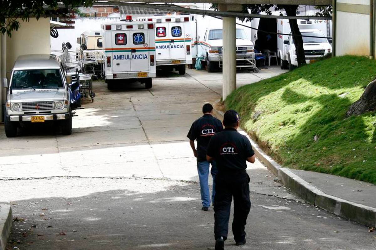Agentes del Cuerpo Técnico de Investigación, CTI, de la Fiscalía, realizaron el levantamiento del cadáver del joven asesinado de una puñalada en el Norte de Bucaramanga. (Foto: Marco Valencia/VANGUARDIA LIBERAL )