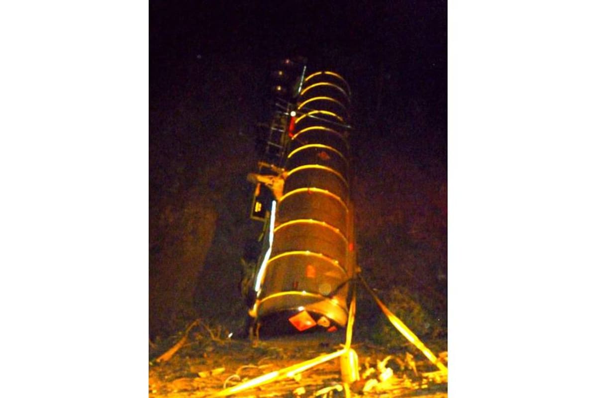 Al momento del accidente la tractomula, que transportaba acpm, se encontraba vacía por lo que no se presentó derrame de combustible. El trailer quedó sobre la montaña. (Foto: Suministrada/VANGUARDIA LIBERAL )
