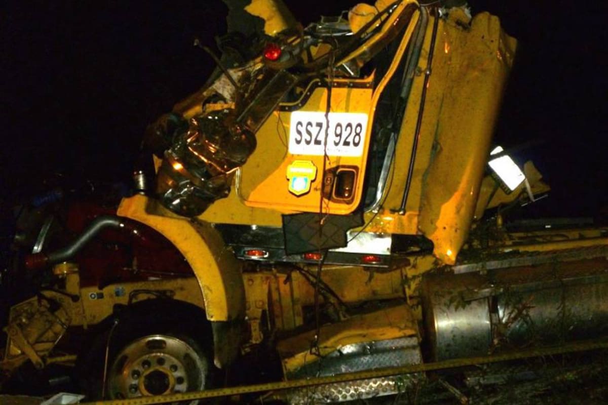 Así quedó el cabezote de la tractomula tras rodar por el peñasco. El conductor, un hombre de 40 años, murió en el sitio de los hechos. La vía estuvo cerrada durante cerca de tres horas. (Foto: Suministrada/VANGUARDIA LIBERAL )