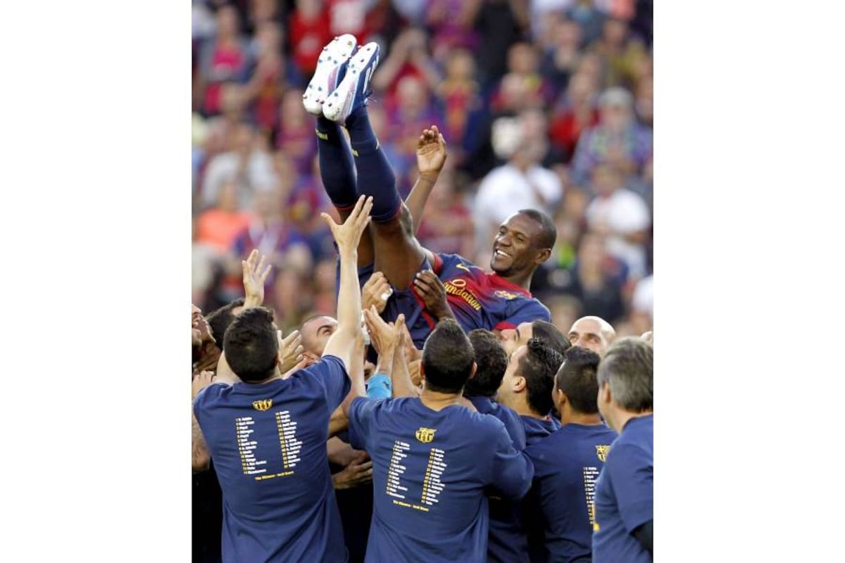 Barcelona goleó 4 - 1 al Málaga y logró llegar a los 100 puntos en la Liga, y de paso despidió a uno de sus hombres emblemáticos, el francés Eric Abidal, quien fue homenajeado por sus compañeros. (Foto: EFE / VANGUARDIA LIBERAL)
