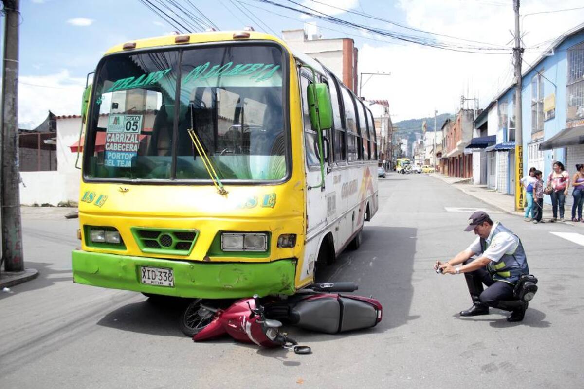 Al parecer, el conductor de la motocicleta omitió la señal de pare, lo que generó que perdiera el control y se chocara contra un bus. (Foto: Javier Gutiérrez / VANGUARDIA LIBERAL )