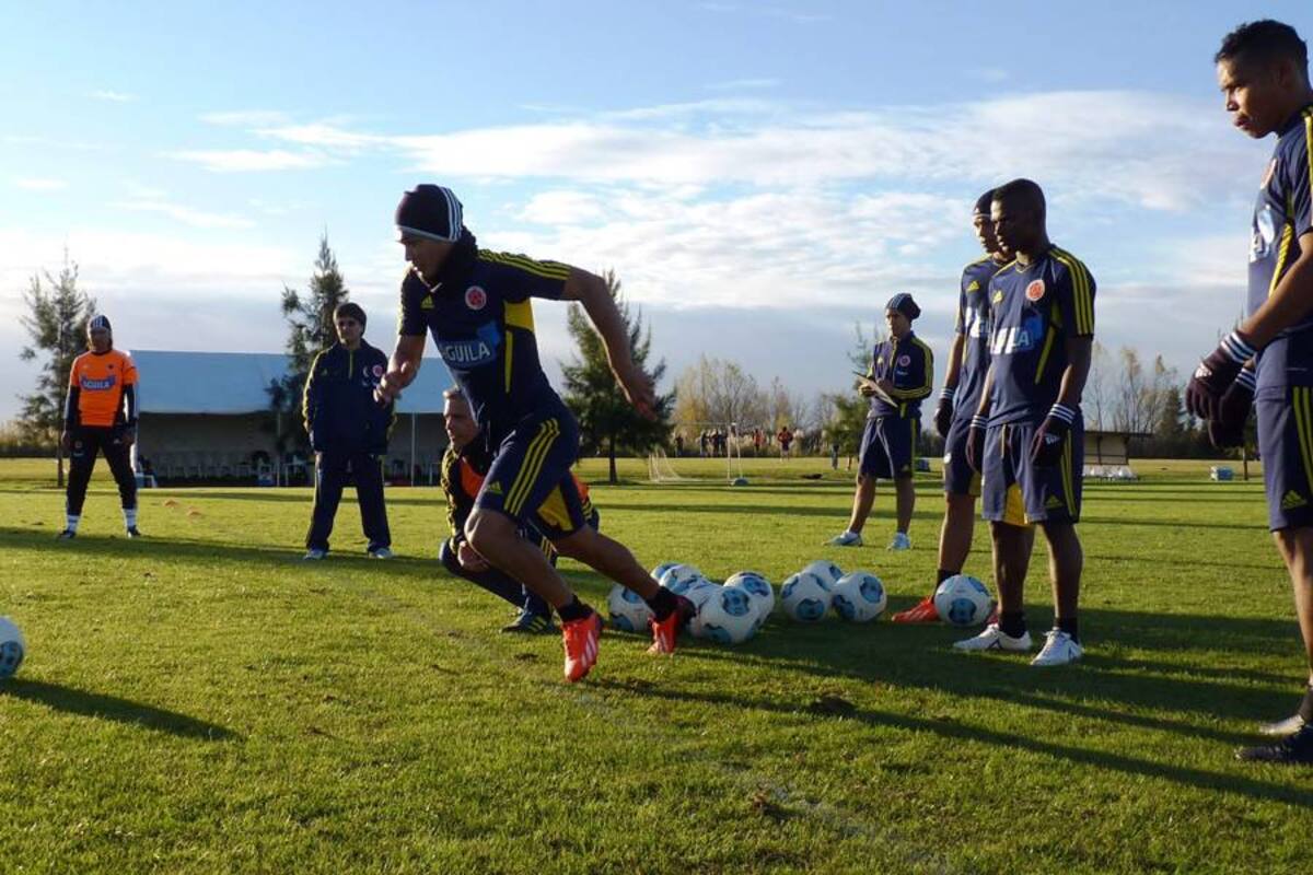 El delantero colombiano Falcao García, que llegó en la madrugada de ayer a la concentración de la selección nacional, realizó su primer entrenamiento oficial con el combinado patrio de cara al partido por la eliminatoria suramericana del próximo viernes ante su similar de Argentina. El ‘Tigre’ se ejercitó a la par de sus compañeros y realizó los trabajos específicos ordenados por el cuerpo técnico. (Foto: Suministrada / VANGUARDIA LIBERAL)