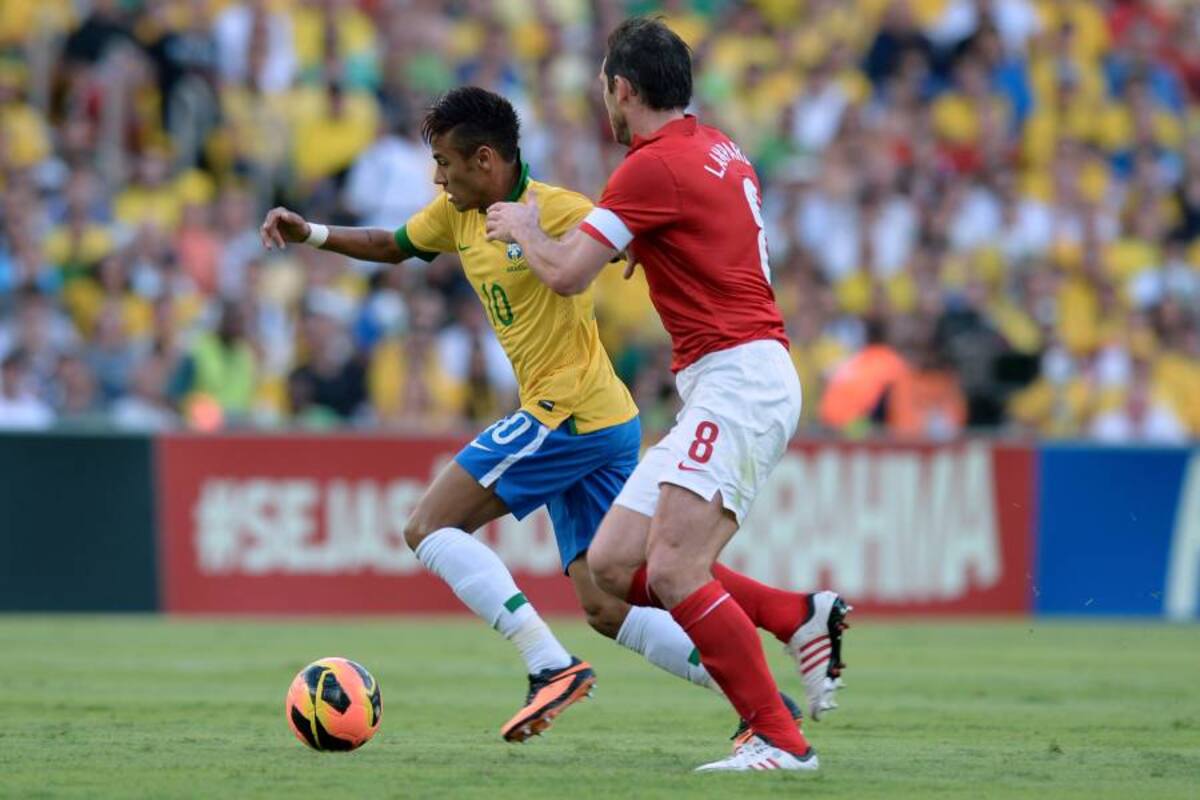 El brasileño Neymar tuvo un muy buen primer tiempo. En la segunda mitad se ‘apagó’ un poco, pero le dio mucho que hacer a hombres como Frank Lampard en buena parte del partido. (Foto: AFP / VANGUARDIA LIBERAL)
