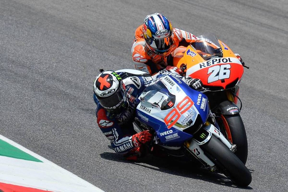 Los españoles Jorge Lorenzo (adelante) y Daniel Pedrosa (atrás), siguen su duelo mano a mano en la temporada 2013 por el título de la máxima categoría del motociclismo mundial, MotoGP, que ayer disputó la quinta válida, el Gran Premio de Italia, en Mugello, en donde el primero se impuso de manera brillante sobre el segundo. (Foto: AFP / VANGUARDIA LIBERAL)