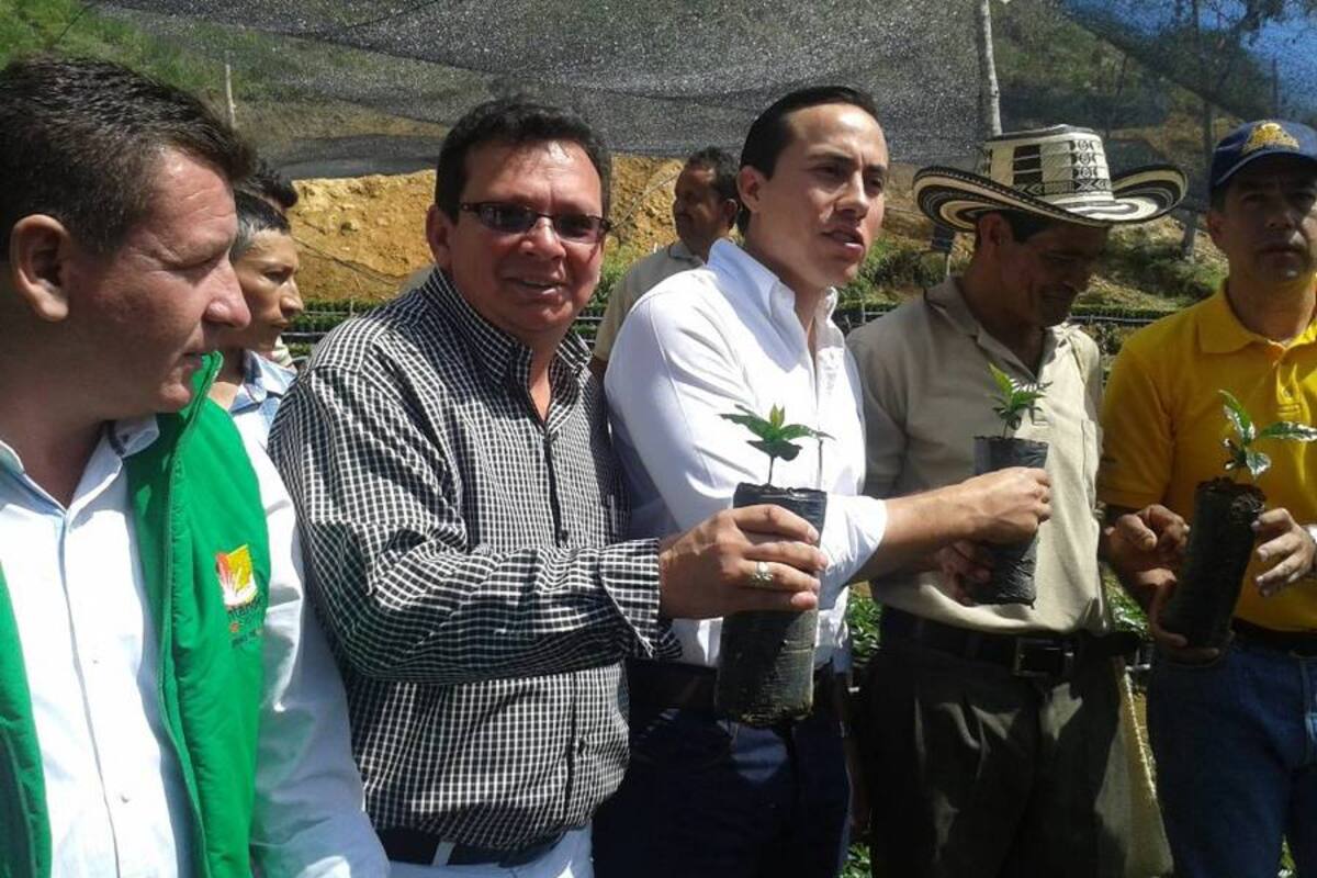 En la imagen, de derecha a izquierda Néstor Serrano, director del Comité Departamental de Cafeteros; Abraham Murillo Buenahora, presidente del Comité de Cafeteros Municipio Aratoca; Richard Aguilar Villa, gobernador de Santander; Willer Fabián Beltrán Rueda, alcalde Municipal, entre otros. (Foto: Suministrada / VANGUARDIA LIBERAL)