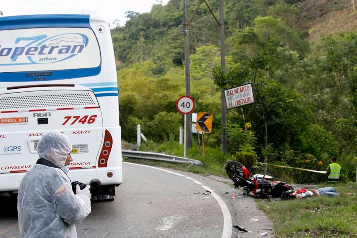 El accidente ocurrió a la salida de una curva en la vía que comunica a al municipio de Rionegro con Bucaramanga. El bus intermunicipal se dirigía a Cartagena, mientras que la víctima se desplazaba hacia la capital santandereana. (Foto: Marco Valencia/VANGUARDIA LIBERAL )