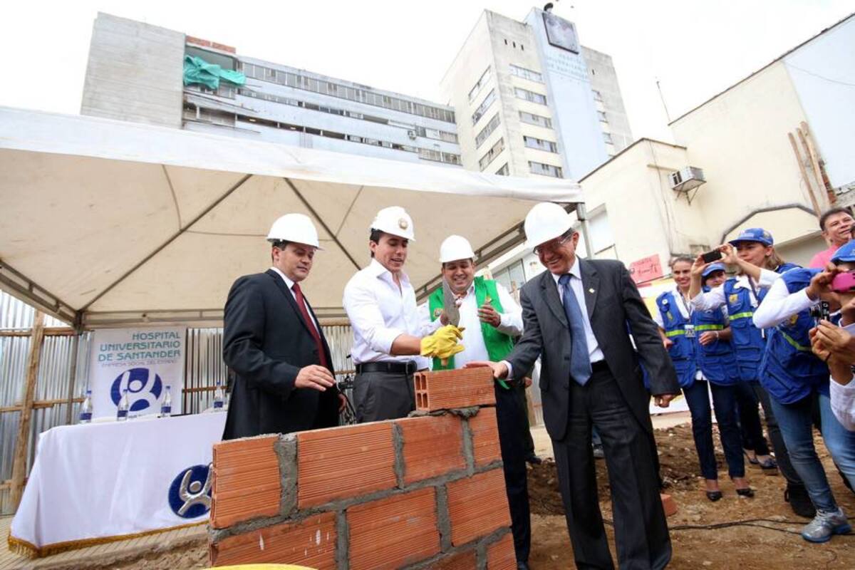 Con un acto simbólico, presidido por el gobernador de Santander, Richard Aguilar Villa, se oficializó el inicio de esta importante obra para el HUS. (Foto: / VANGUARDIA LIBERAL)