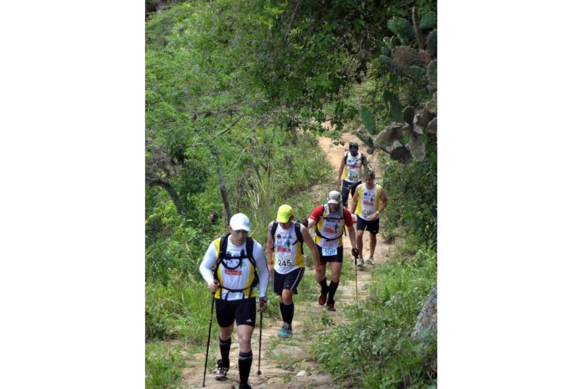 Por un camino de herradura los atletas llegaron de Guane a Barichara. La inclinación de la subida le pasó factura a varios de los participantes. (Foto: Julián Patiño / VANGUARDIA LIBERAL)