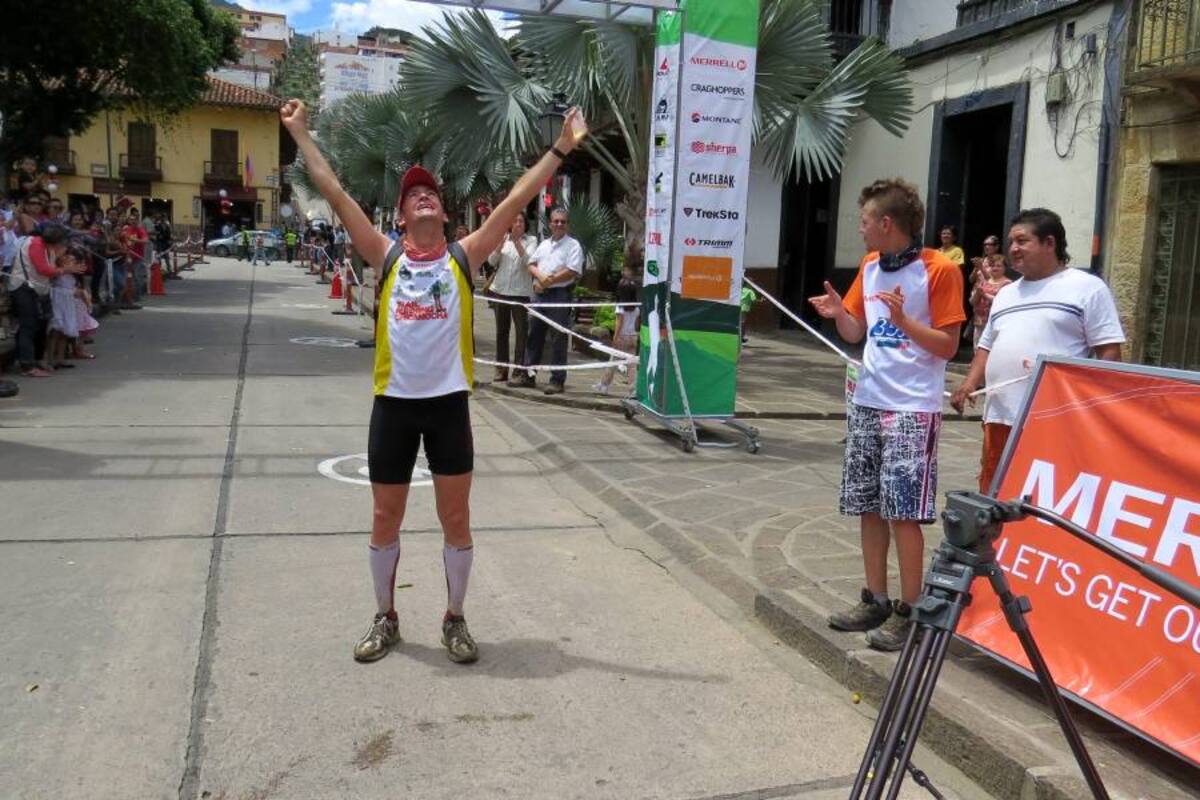 Néstor Duque, llegó rendido, pero victorioso a la meta ubicada frente a la alcaldía de San Gil. (Foto: Suministrada Paulo Quintanilla / VANGUARDIA LIBERAL)