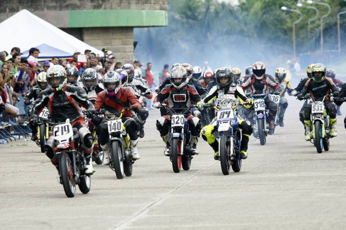 Con una masiva participación, como siempre, y con una multitud de fieles amantes de la velocidad, se dio cumplimiento ayer a la IV Válida Departamental de Motociclismo, que se disputó en la Unidad Deportiva ‘Alfonso López’. (Foto: César Flórez / VANGUARDIA LIBERAL)
