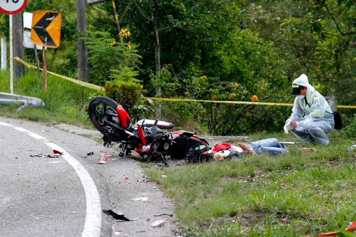 Funcionarios de la Unidad Móvil de Criminalística de la Policía de Carreteras se encargaron de la diligencia de levantamiento del cadáver, el cual fue entregado ayer a los familiares en la morgue de Medicina Legal. (Foto: Marco Valencia/VANGUARDIA LIBERAL )