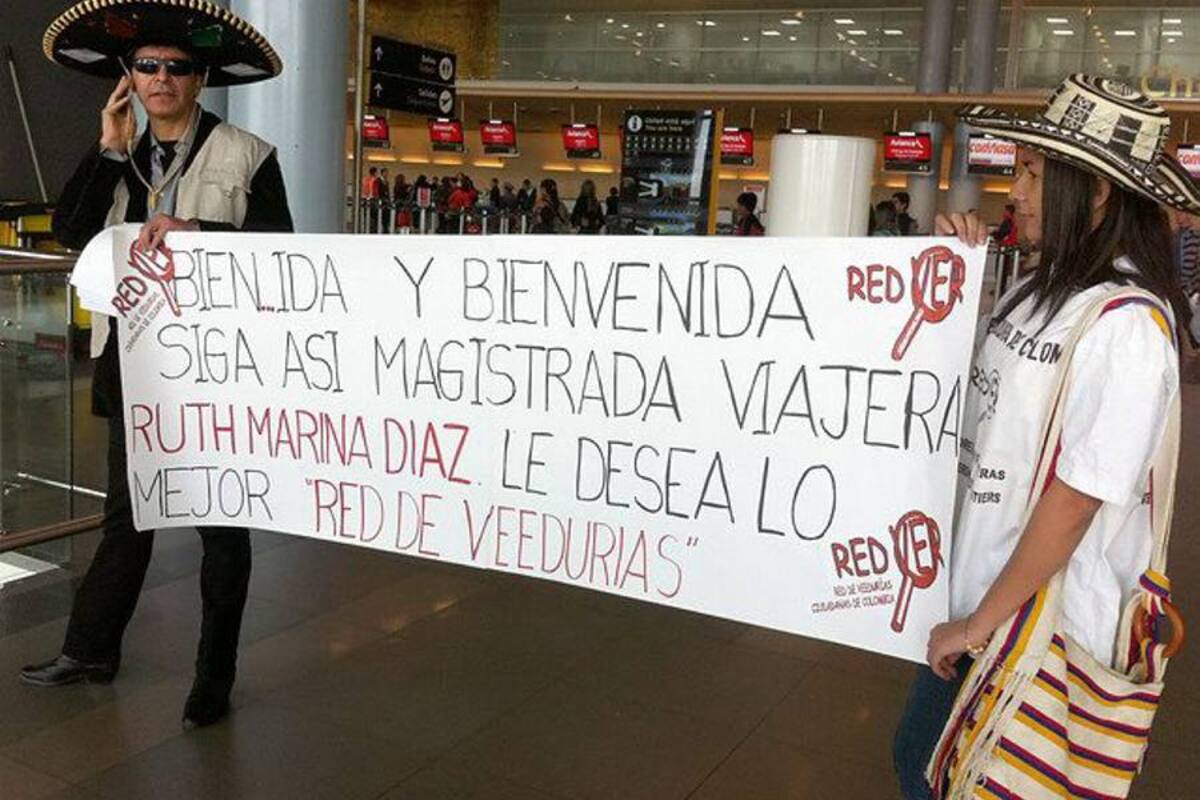 Con una serenata dirigida a la presidenta de la Corte Suprema de Justicia, la Red de Veedurías Ciudadana protestó por los viajes que la jurista a realizado en los últimos días. (Foto: Colprensa/VANGUARDIA LIBERAL )