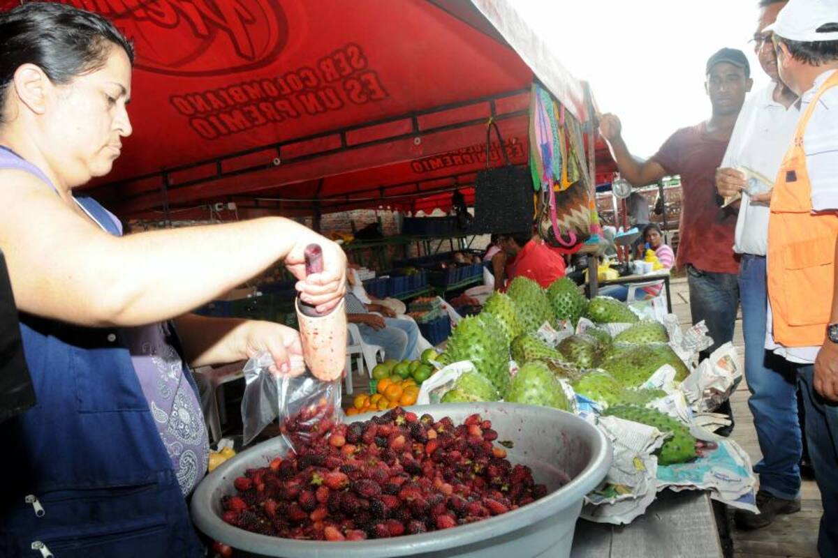 En el mercado campesino participaron productores de la ciudad de Bucaramanga y de otras regiones aledañas al municipio de Barrancabermeja. Los productos que se degustaron fueron muy variados. (Foto: Emanuel Pérez Ortegón/VANGUARDIA LIBERAL)