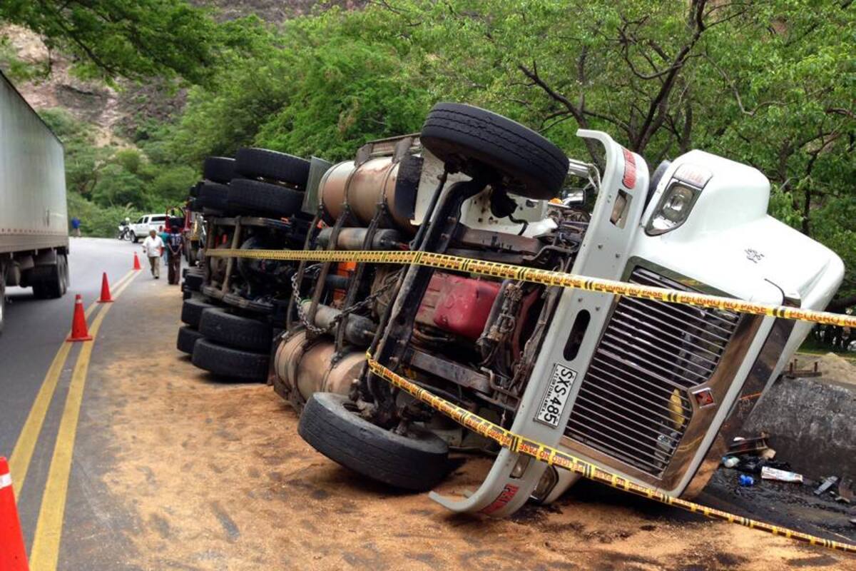 El accidente se presentó ayer a las 4:20 de la mañana en el kilómetro 59 de la vía entre Bucaramanga y San Gil. (Foto: Marco Valencia/VANGUARDIA LIBERAL )