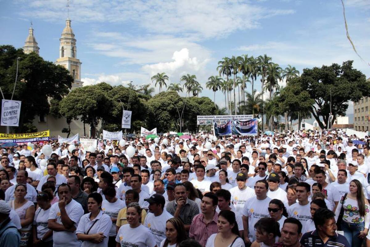 Ayer los productores locales se concentraron pacíficamente para apoyar el arancel mixto de importaciones y establecer una hoja de ruta de 10 puntos que se le presentará al Gobierno Nacional. (Foto: Javier Gutiérrez/VANGUARDIA LIBERAL )