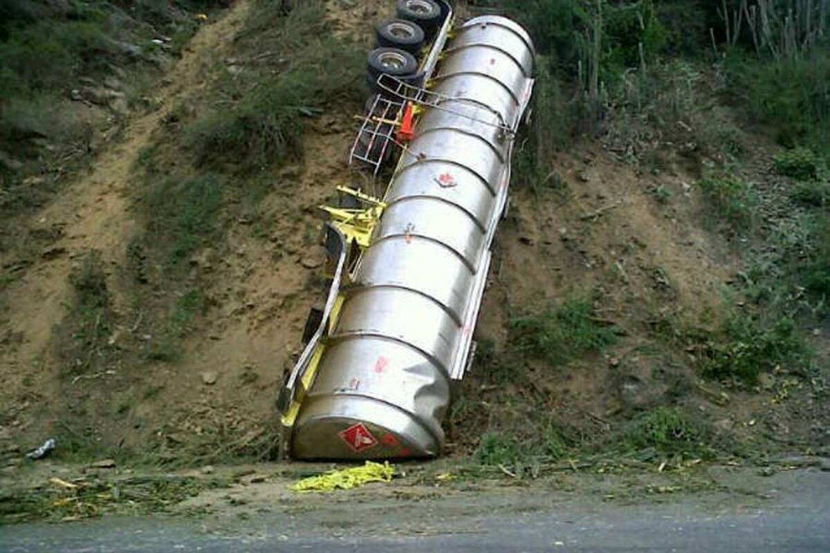 Poco fue el Acpm que lograron sacar del tanque pues casi la totalidad de la carga se derramó cayendo al río Manco. (Foto: Marco Valencia/VANGUARDIA LIBERAL )